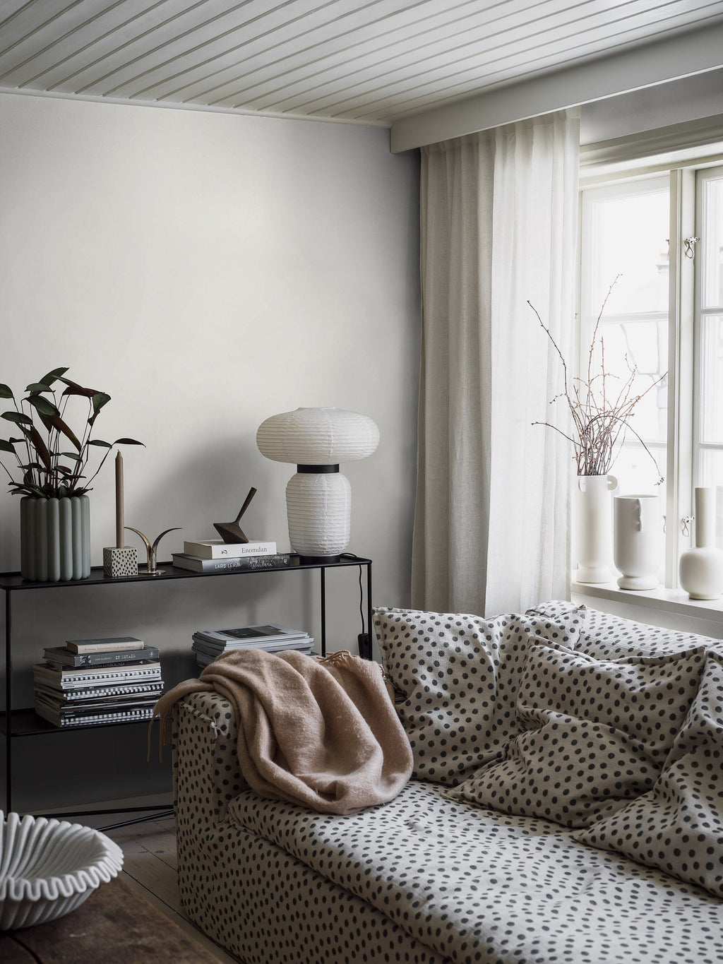 White Linen, Wit