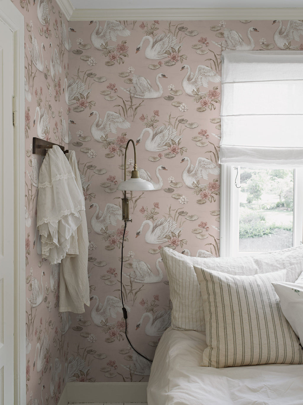Lily Swan, Pink