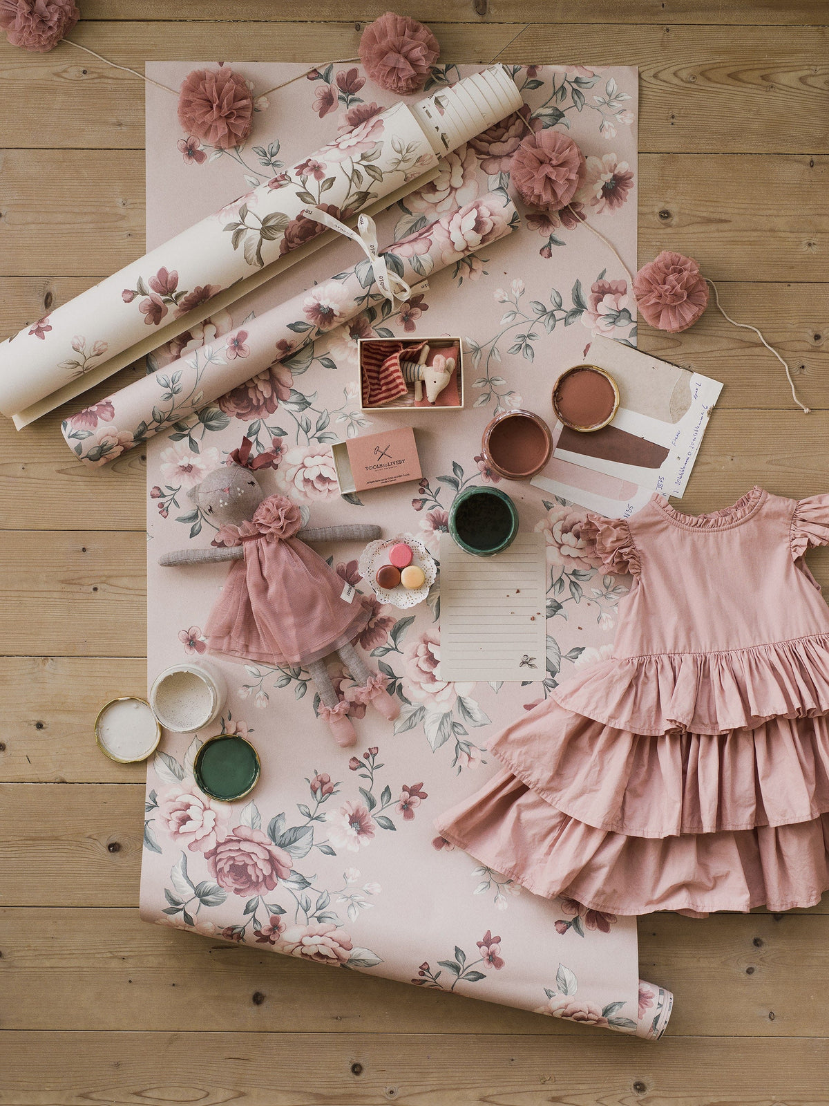 Nomi, Pink