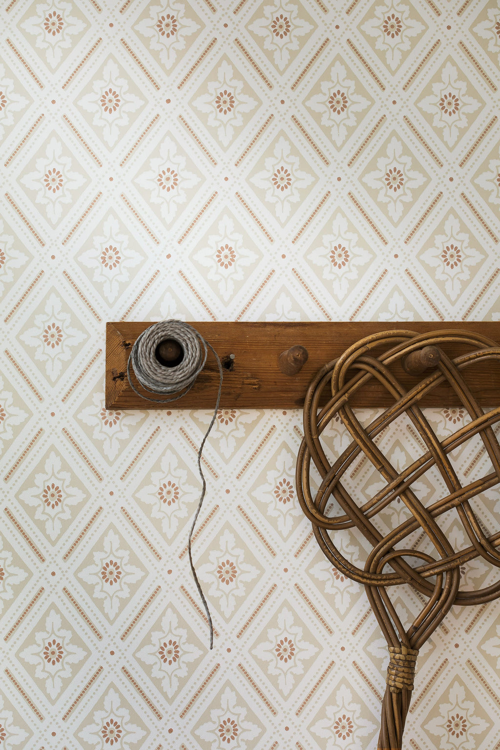 Ester, Beige