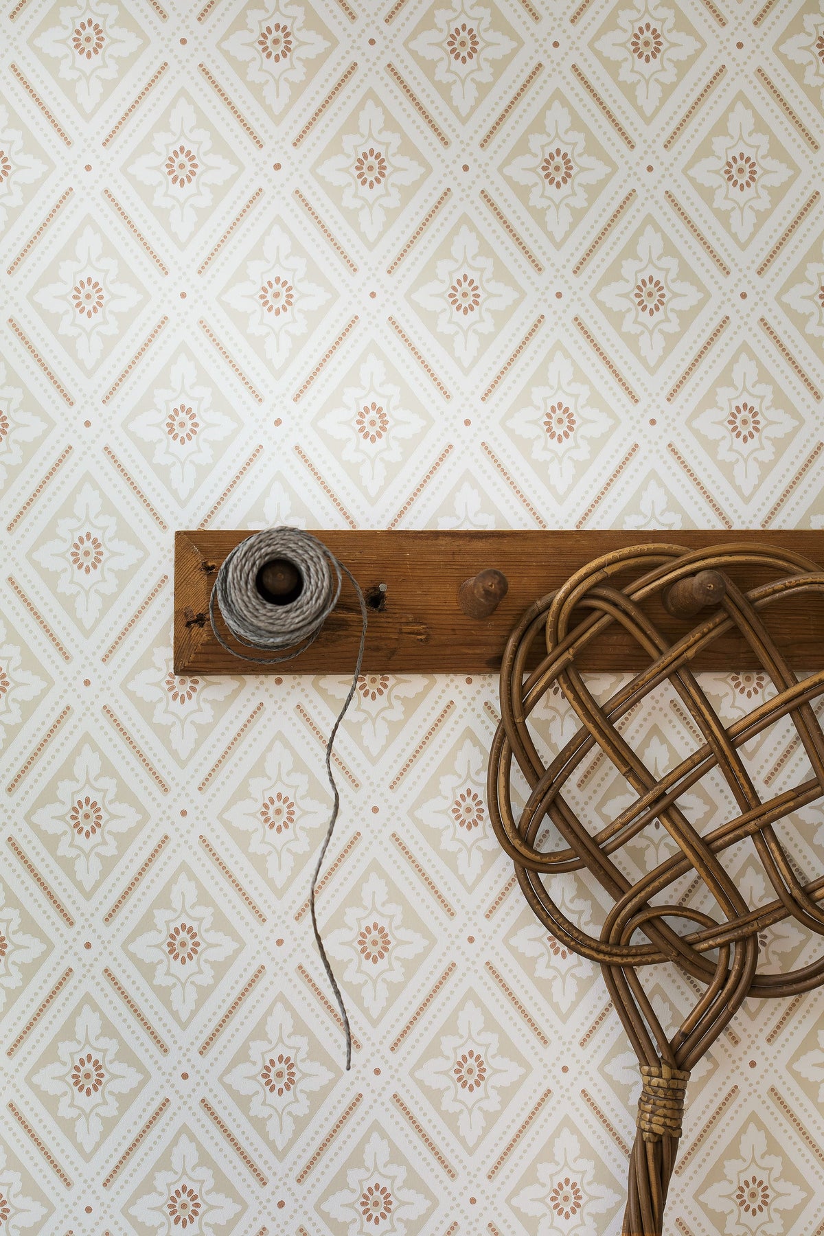 Ester, Beige