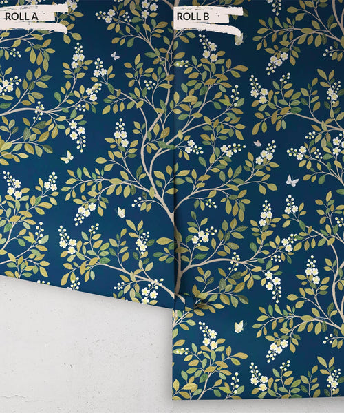 Papel pintado Árbol de flores blancas, azul marino