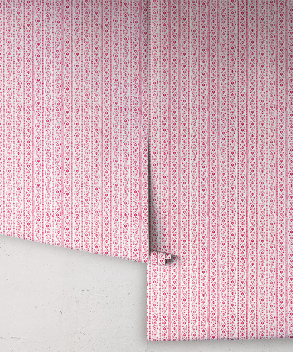 Daisy Chain Wallpaper, Poppy Ivory