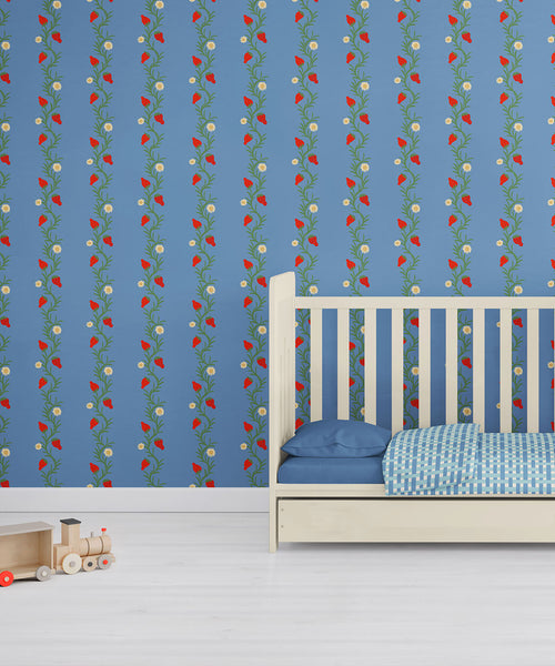 Papel pintado Campos de fresas, azul y rojo