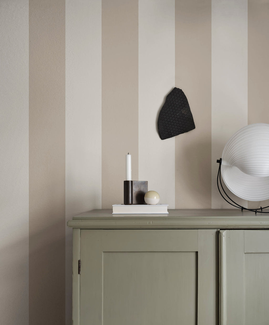 Magnus, Beige