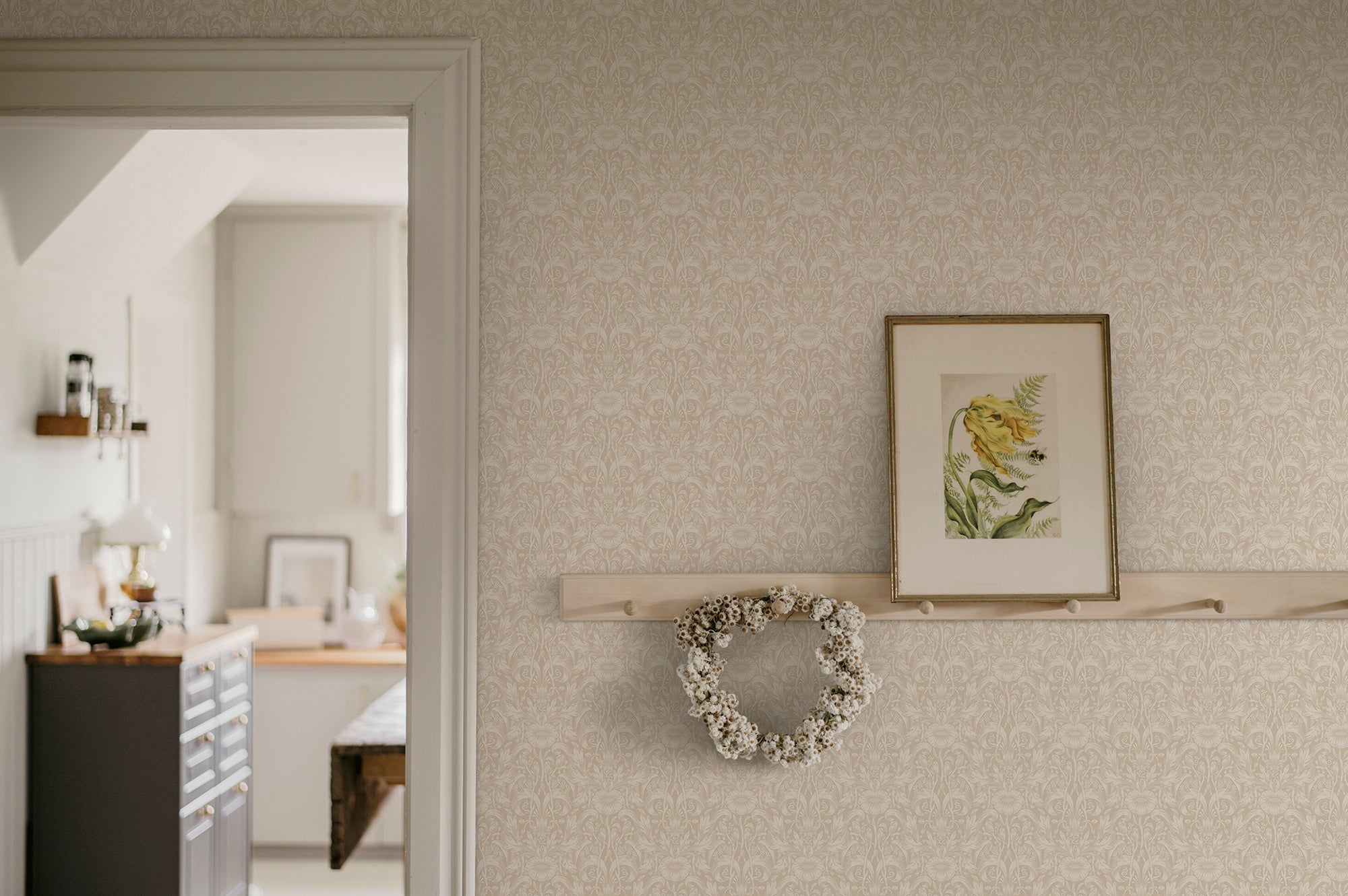 Emil, Beige