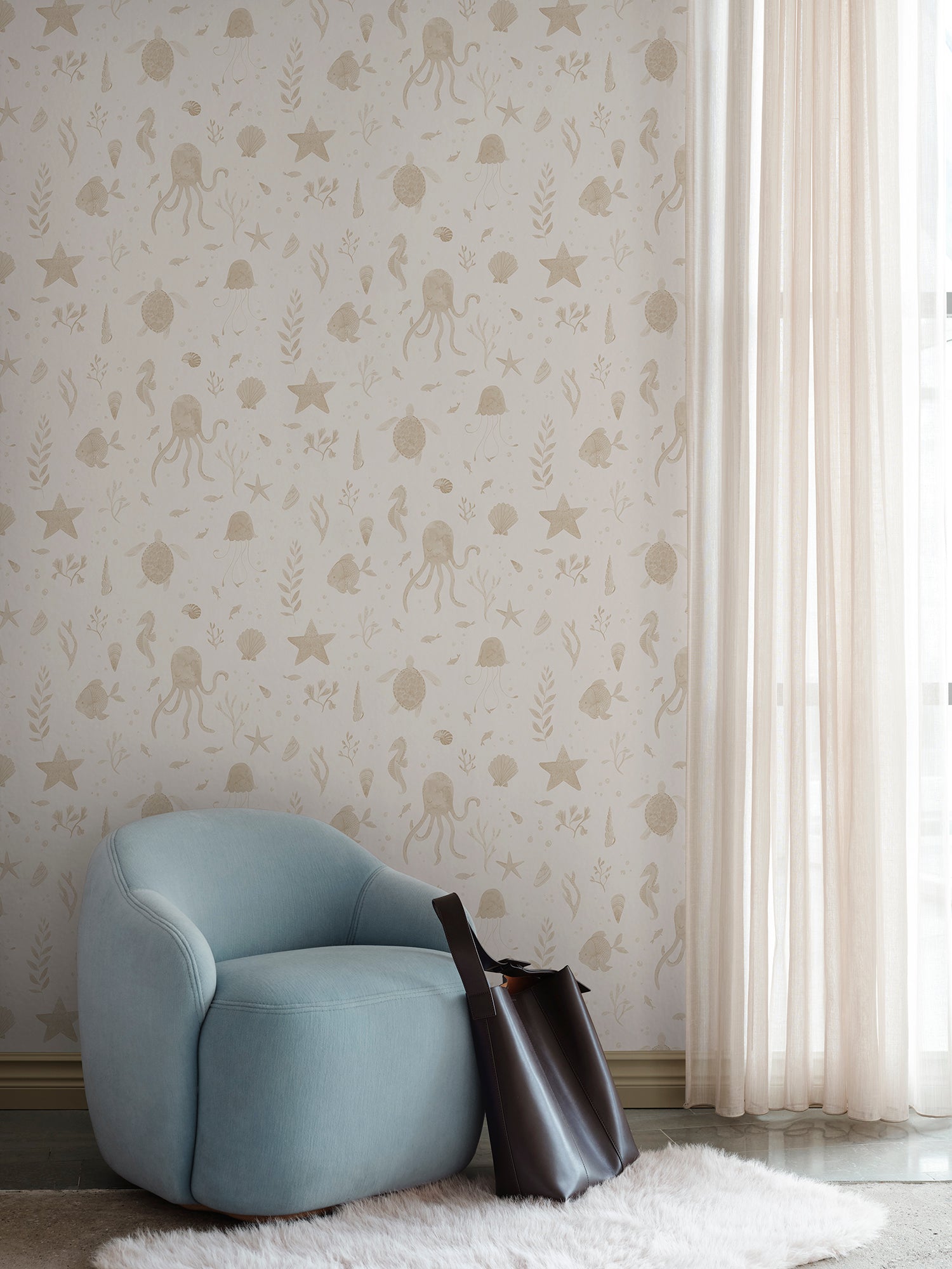 Della, Beige
