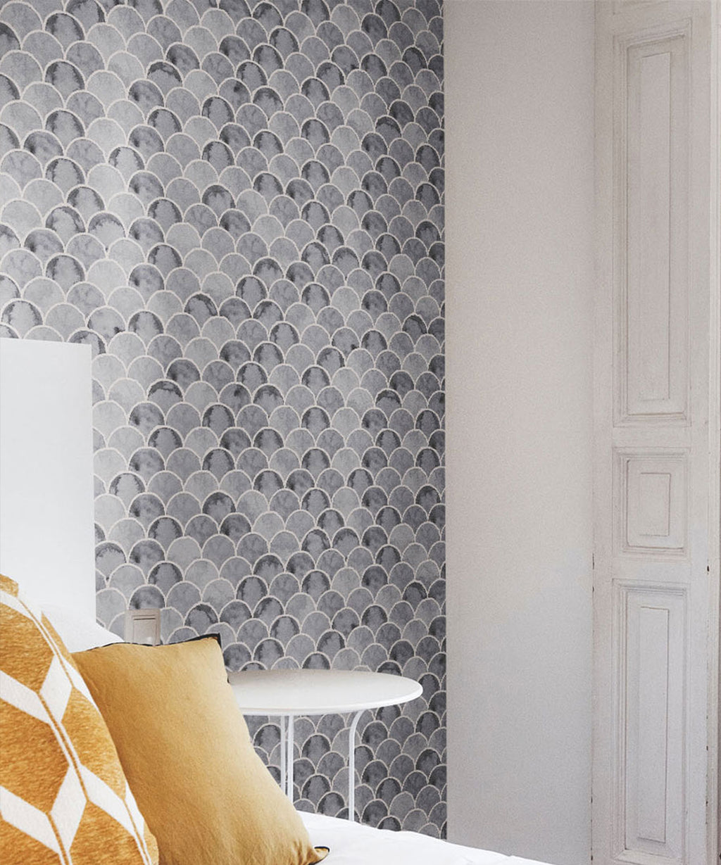 Écailles Wallpaper, Charcoal White