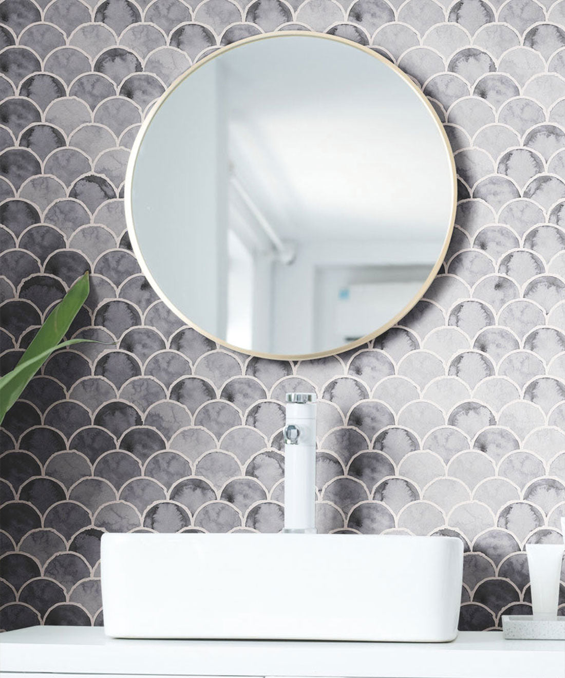 Écailles Wallpaper, Charcoal White