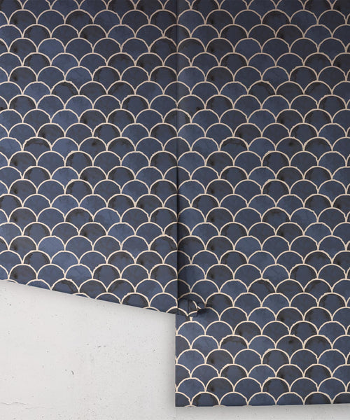 Écailles Wallpaper, Midnight Light Peach