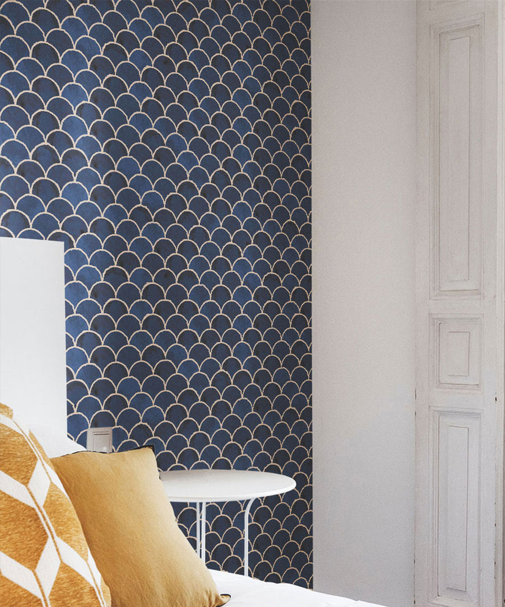 Écailles Wallpaper, Midnight Light Peach
