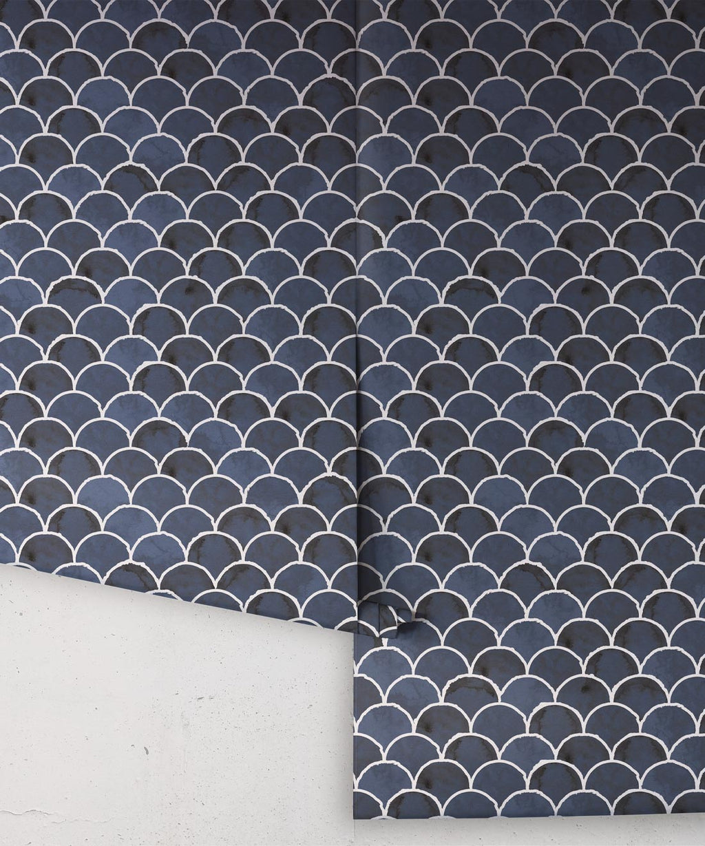 Écailles Wallpaper, Midnight White