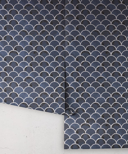 Écailles Wallpaper, Midnight White