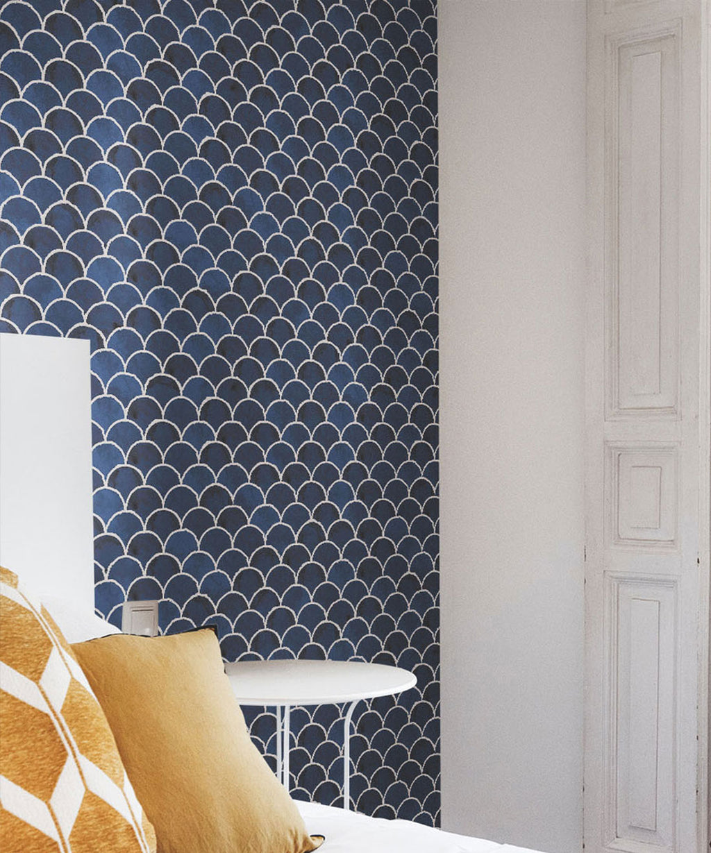 Écailles Wallpaper, Midnight White