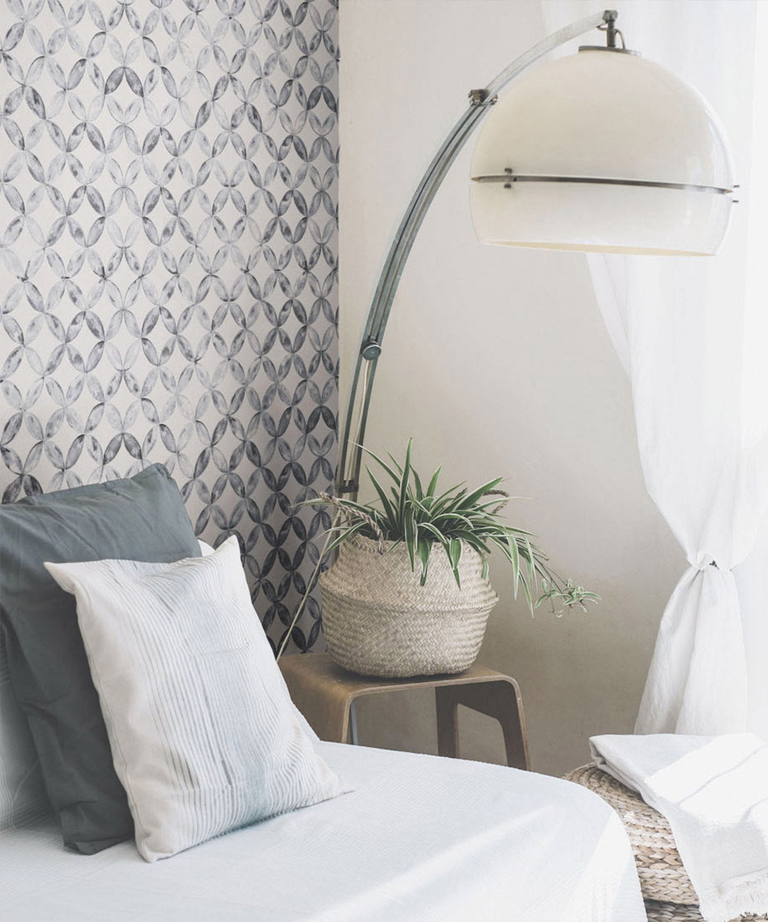 Pétales Deux Wallpaper, Charcoal White