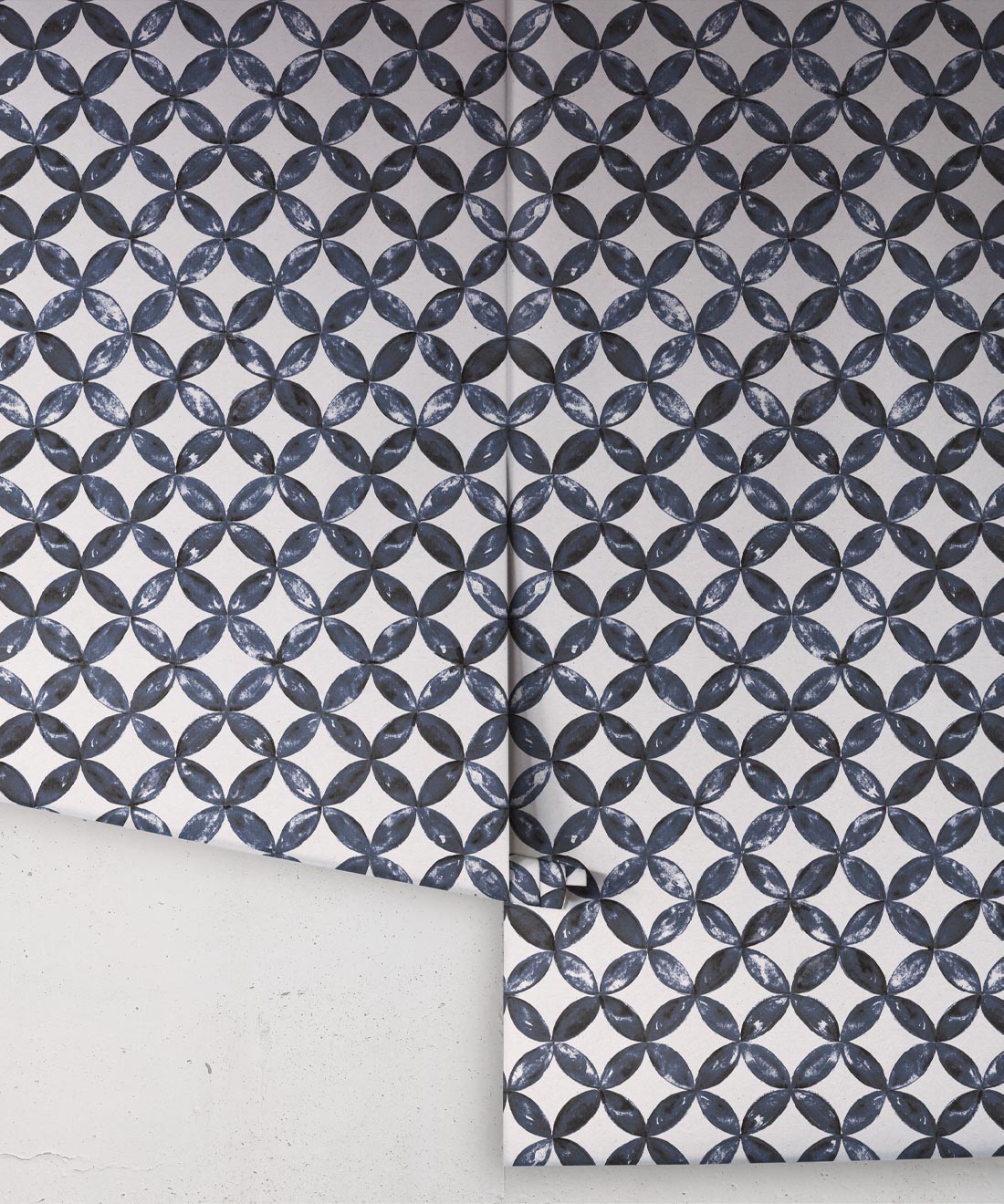 Pétales Deux Wallpaper, Midnight White