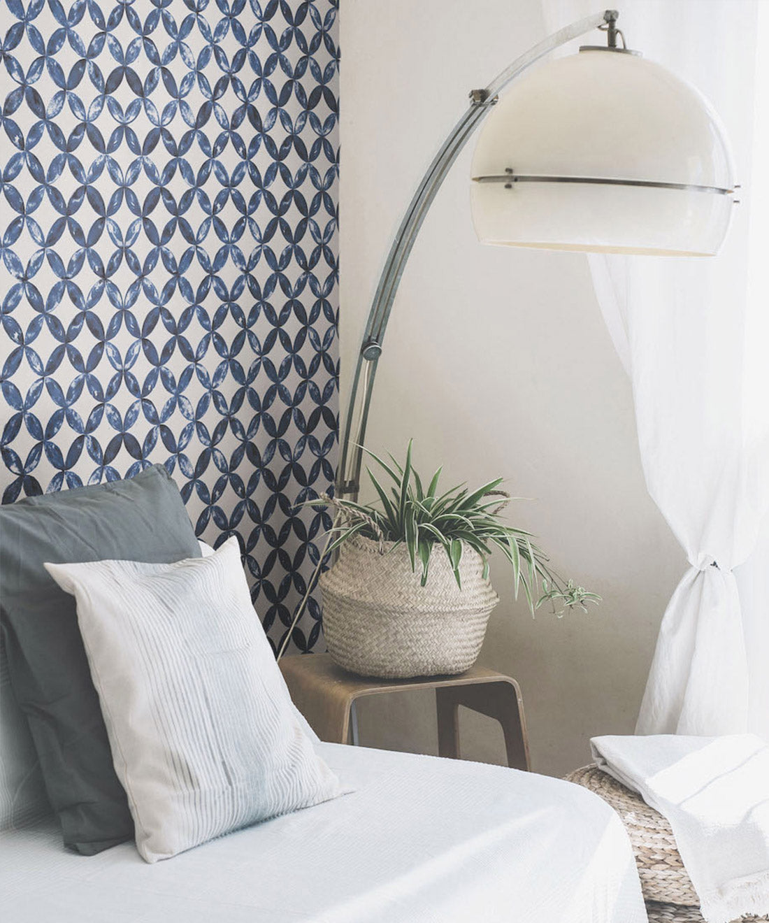 Pétales Deux Wallpaper, Midnight White