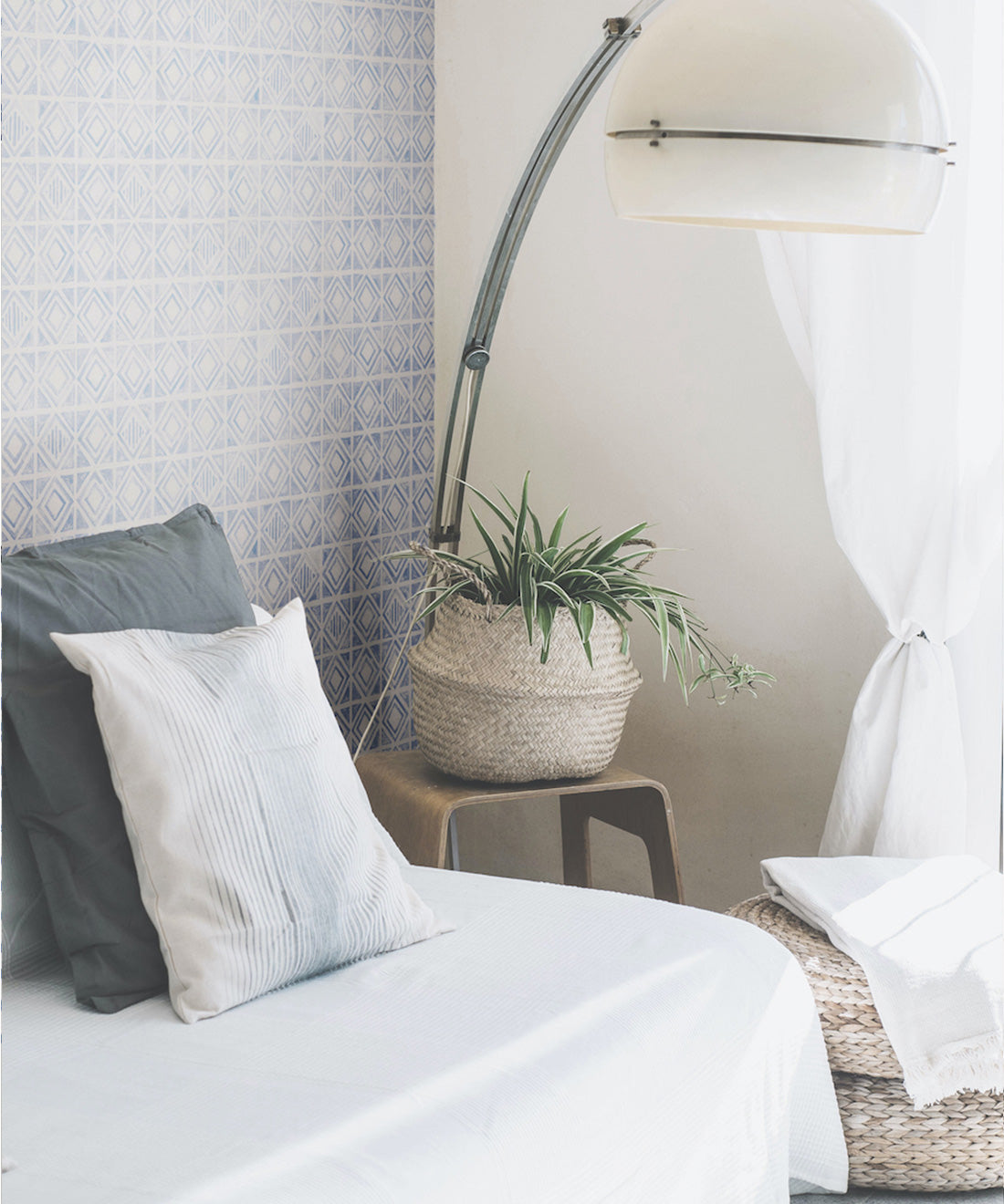 Tuile Wallpaper, Blue White